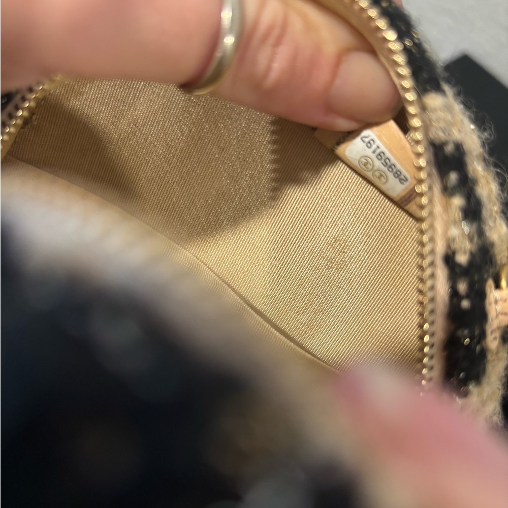 CHANEL 19 Collection Houndstooth Tweed Lambskin Round Crossbody W/ Coinpurse - Picture 12 of 16
